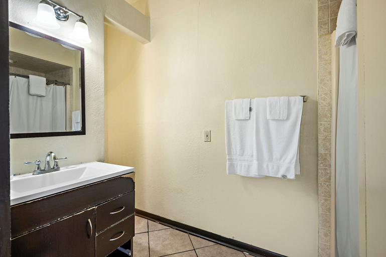 Bathroom 3, Petit Cowboy, Comal