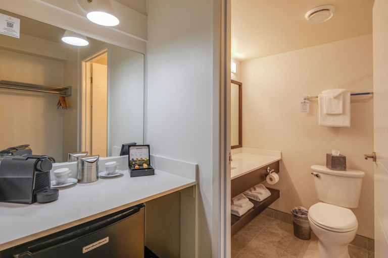Bathroom 3, Bayside Resort, an Ascend Collection Resort, Nanaimo