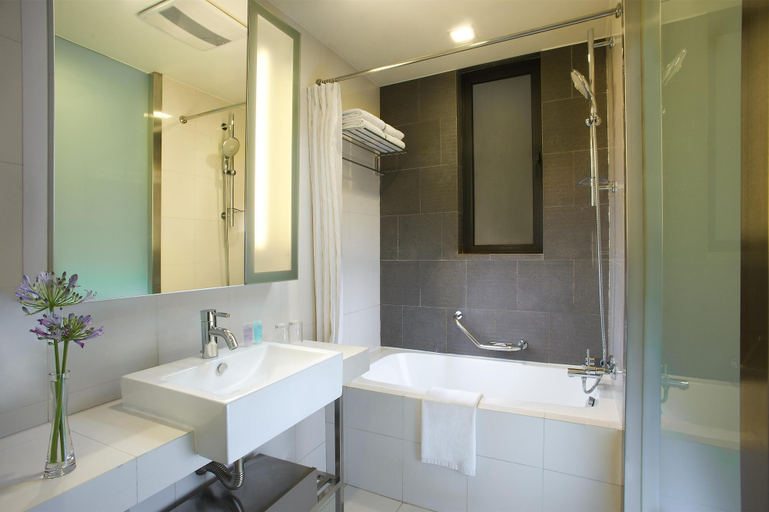 Bathroom 4, Citadines Xinghai Suzhou, Suzhou
