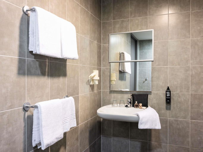 Bathroom 4, ibis Rotterdam City Centre, Rotterdam