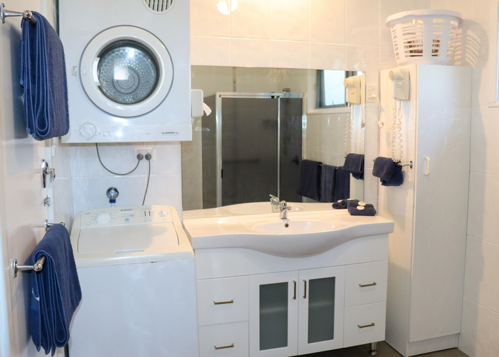 Bathroom 4, Modra's Apartments, Tumby Bay