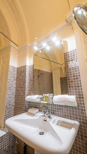 Bathroom 4, Château d'Artigny, Indre-et-Loire