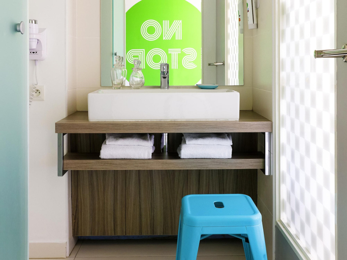 Bathroom 5, ibis Styles Le Mans Sud Mulsanne, Sarthe