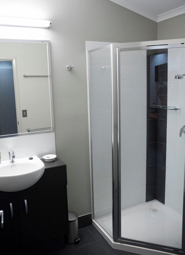 Bathroom 3, The Rocks Motel, Murweh