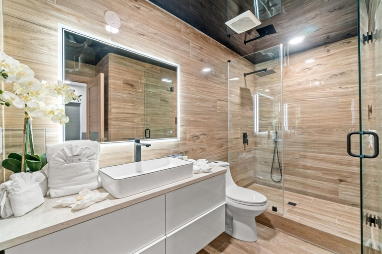 Bathroom 4, Ocean Villa 1302, Bay