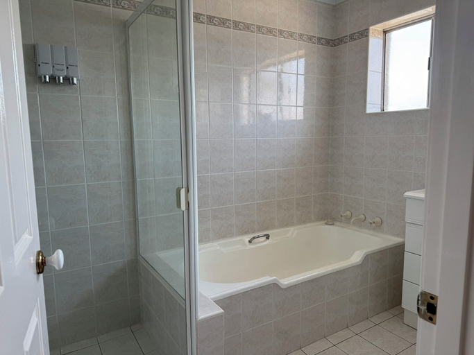 Bathroom 4, Crest Motor Inn, Queanbeyan
