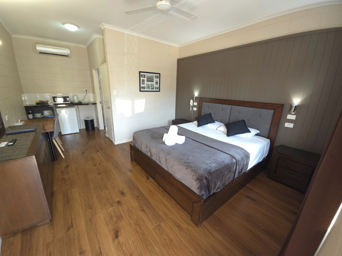 Bedroom 2, The Colonial Rose Motel, Mundingburra