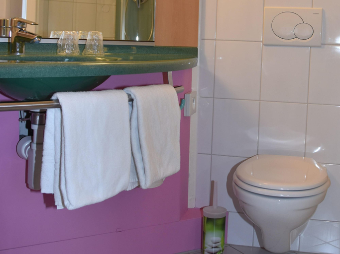 Bathroom 5, Mercure Paris Le Bourget Hotel, Seine-Saint-Denis