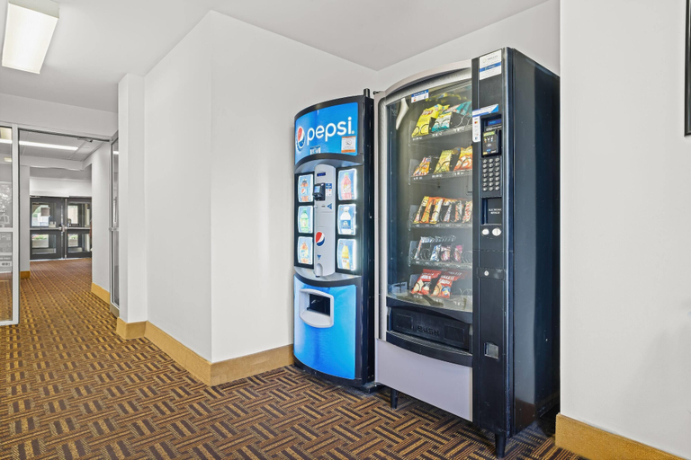 Food & Drinks 5, Super 8 by Wyndham Thunder Bay, Thunder Bay