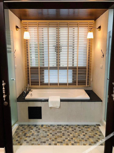 Bathroom 4, Huern Kan Thong Hotel, Muang Phrae
