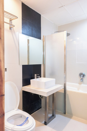 Bathroom 4, Hotel DreamWorld Araneta Cubao, Quezon City