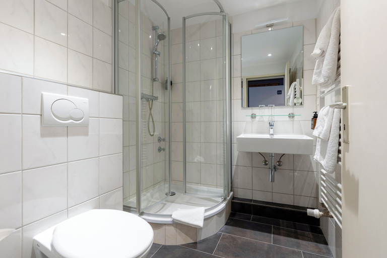 Bathroom 3, Auto-Parkhotel, Hamburg