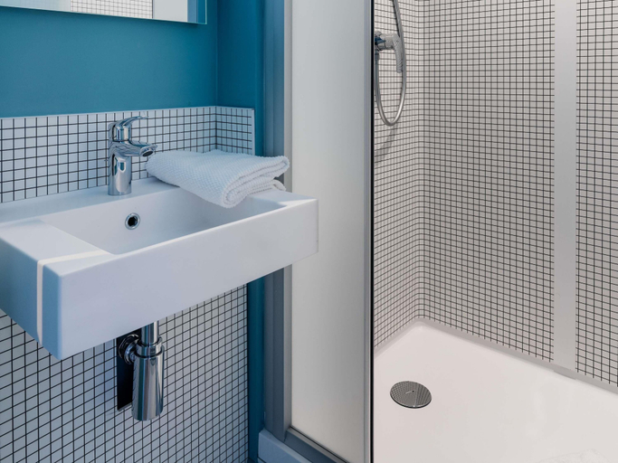 Bathroom 4, ibis budget Mâcon Sud, Saône-et-Loire