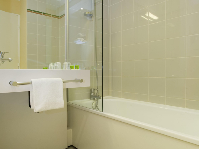 Bathroom 5, ibis Styles Bordeaux Aéroport Mérignac, Gironde