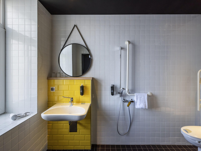 Bathroom 5, ibis Styles Dresden Neustadt, Dresden