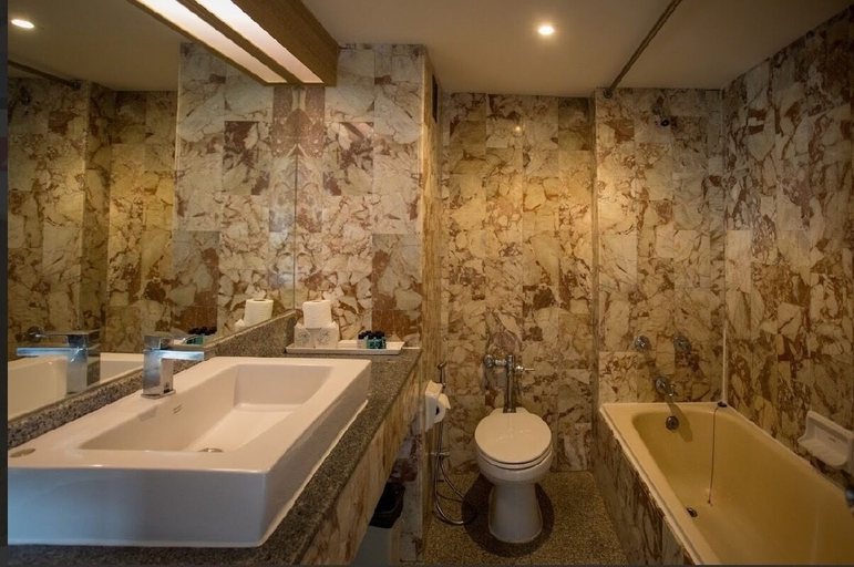 Bathroom 4, Royal Palace Hotel Pattaya, Pattaya