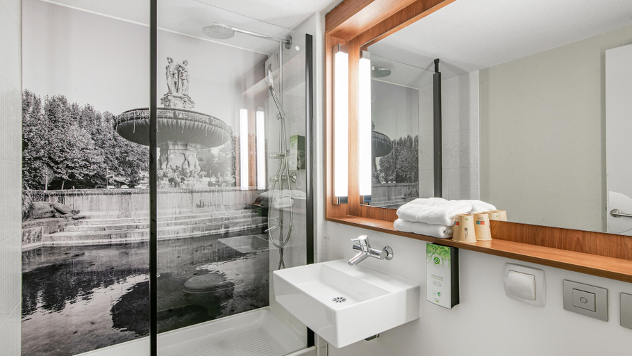 Bathroom 5, Campanile Aix en Provence - Pont de l'Arc, Bouches-du-Rhône