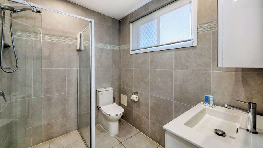 Bathroom 4, Almare Tourist Motel, Ballina