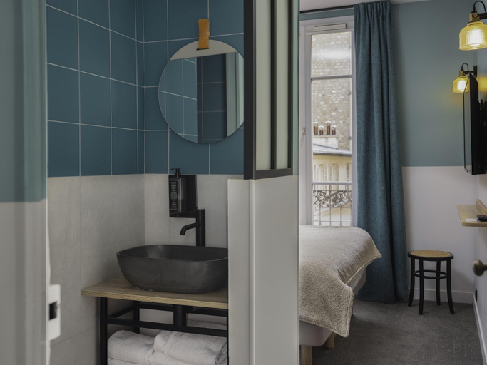 Bathroom 5, ibis Styles Paris Montmartre North, Paris