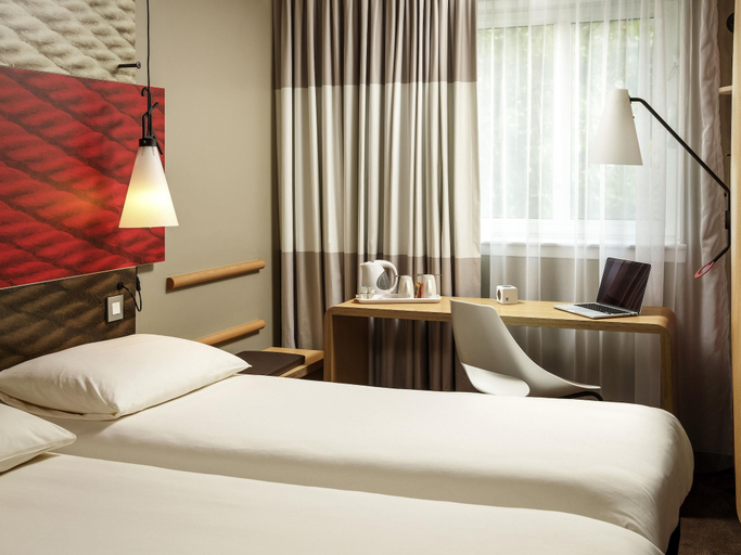 Bedroom 4, ibis London Barking, London
