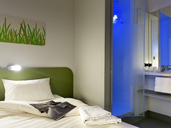 Bedroom 4, ibis budget Bordeaux le Lac, Gironde