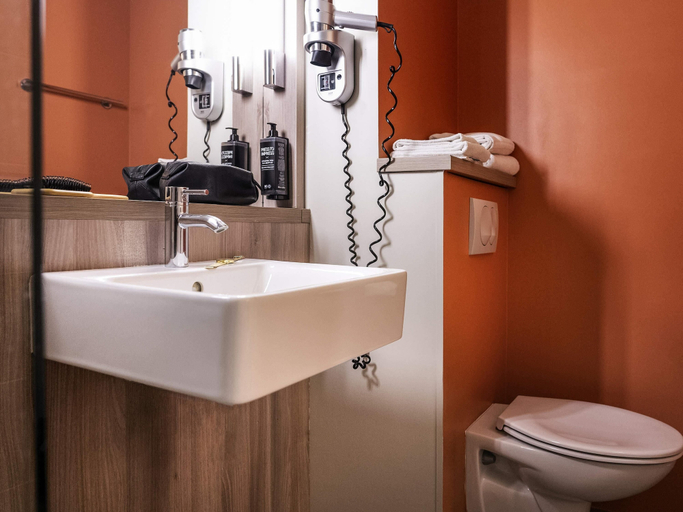 Bathroom 4, ibis Styles Versailles Saint Quentin en Yvelines, Yvelines