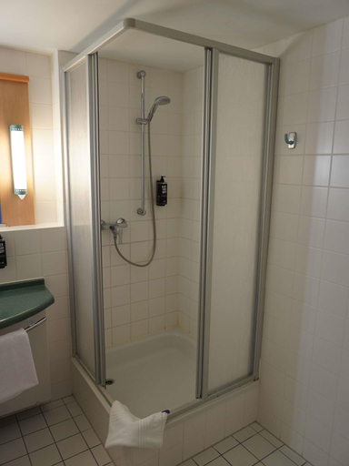 Bathroom 5, ibis Berlin Messe, Berlin
