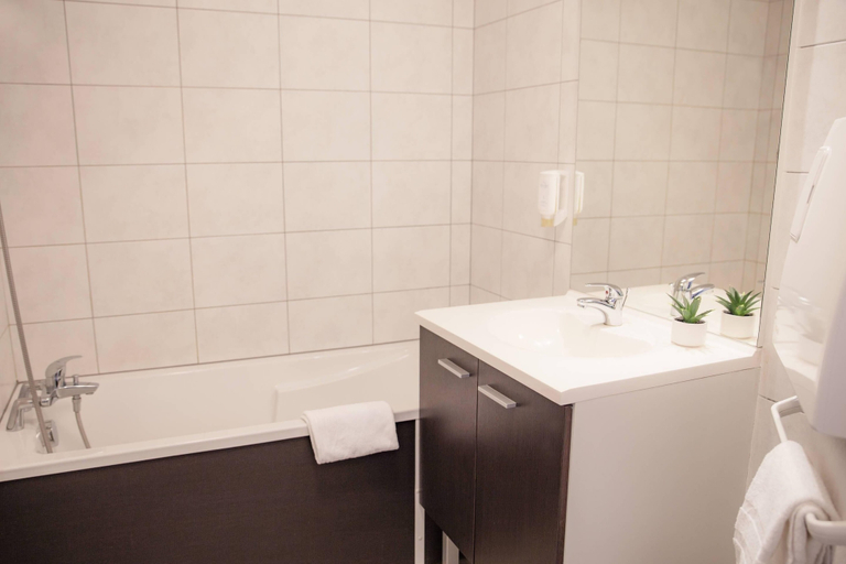 Bathroom 4, Comfort Aparthotel Mutzig Portes d'Alsace, Bas-Rhin