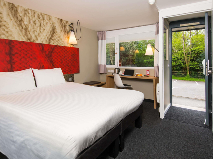 Bedroom 4, ibis Plymouth, Plymouth