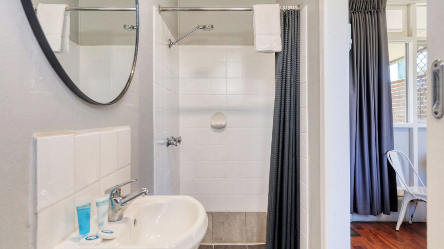 Bathroom 4, Almare Tourist Motel, Ballina