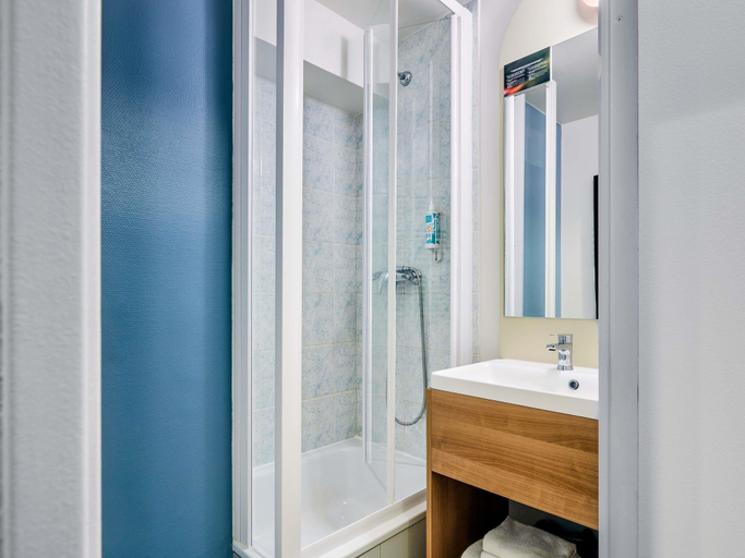 Bathroom 4, Aparthotel Adagio Access Paris Vanves Porte de Versailles, Hauts-de-Seine