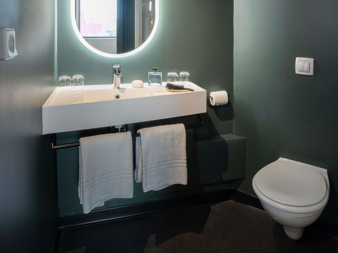 Bathroom 4, ibis Clermont-Ferrand Montferrand, Puy-de-Dôme