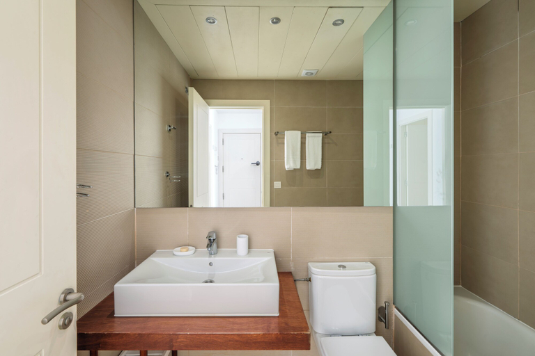 Bathroom 3, Aspasios Catedral Apartments, Barcelona