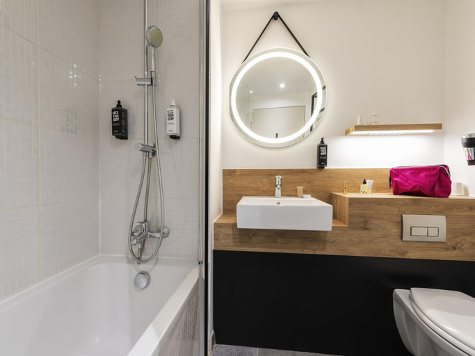 Bathroom 5, ibis Lyon Sud Oullins, Rhône