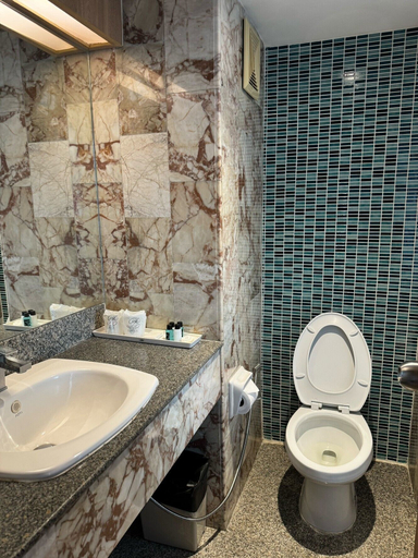 Bathroom 4, Royal Palace Hotel Pattaya, Pattaya