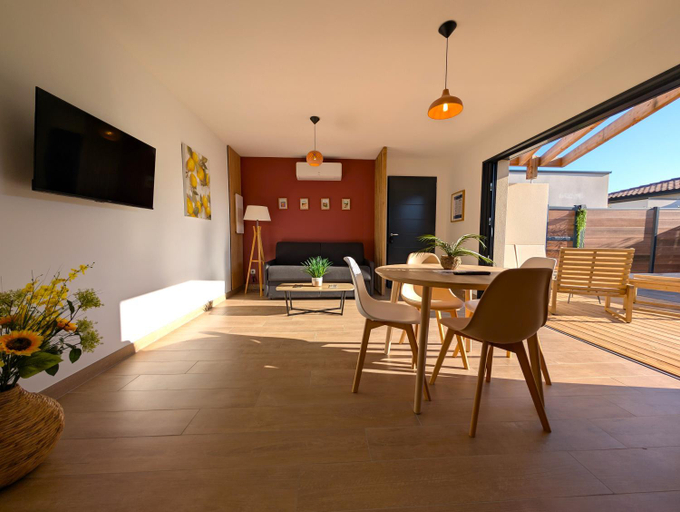 Others 4, DAYA LODGE., Vaucluse