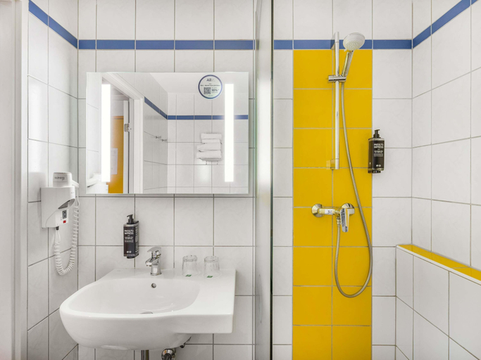 Bathroom 5, ibis Styles Budapest City, Budapesti