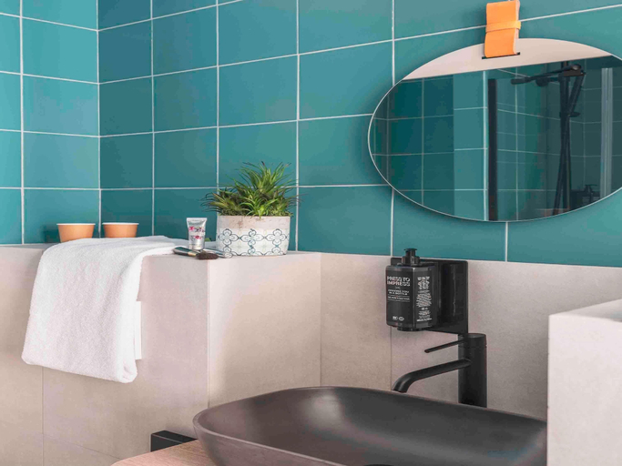 Bathroom 5, ibis Styles Paris Montmartre North, Paris