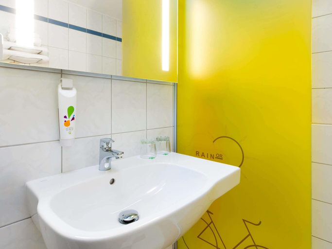Bathroom 5, ibis Styles Budapest City, Budapesti