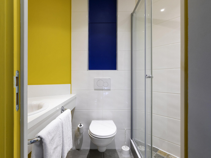 Bathroom 5, ibis budget Lyon Est Saint-Quentin-Fallavier, Isère