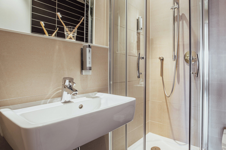 Bathroom 5, Garner Hotel BERLIN - CHARLOTTENBURG by IHG, Berlin