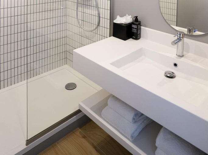 Bathroom 4, ibis Styles Paris Romainville, Seine-Saint-Denis