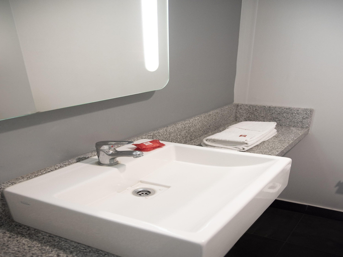 Bathroom 3, イビス ピラール, Pilar