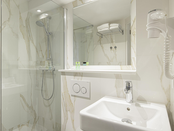 Bathroom 5, ibis Styles Amsterdam City, Amsterdam