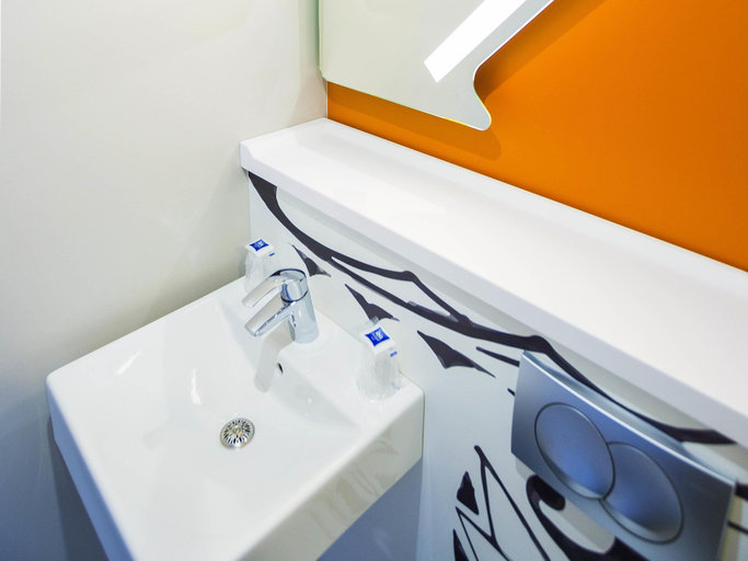 Bathroom 5, ibis budget Cherbourg La Glacerie, Manche