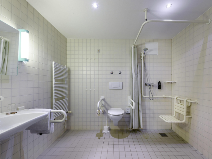 Bathroom 5, ibis Hamburg Alsterring, Hamburg