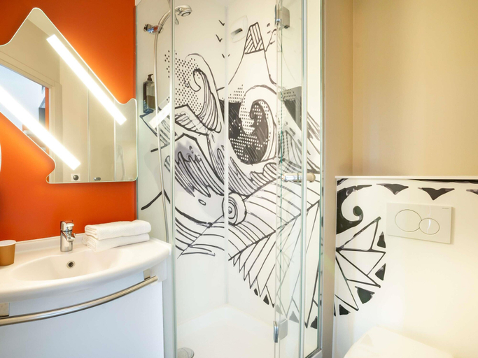 Bathroom 4, ibis budget Strasbourg Centre Gare, Bas-Rhin