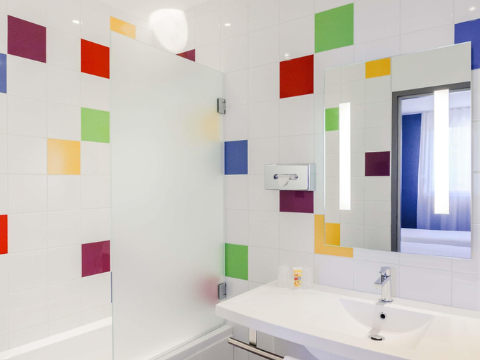 Bathroom 3, ibis Styles Vierzon, Cher