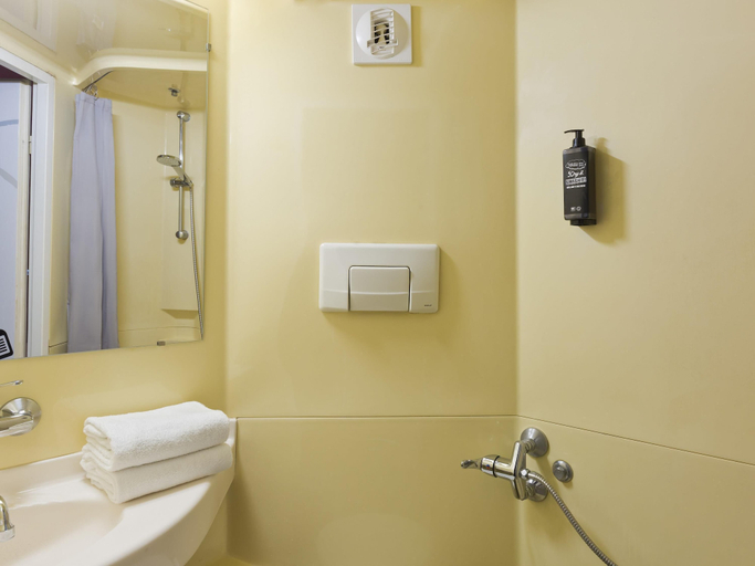 Bathroom 4, ibis budget Le Mans Université, Sarthe
