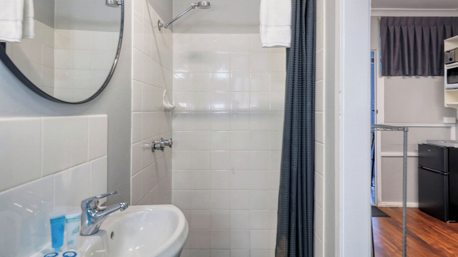 Bathroom 4, Almare Tourist Motel, Ballina